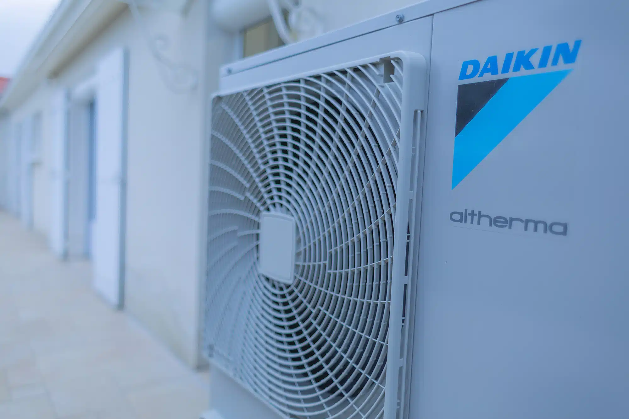 unite exterieure pompe a chaleur air eau daikin installee près de La Rochelle