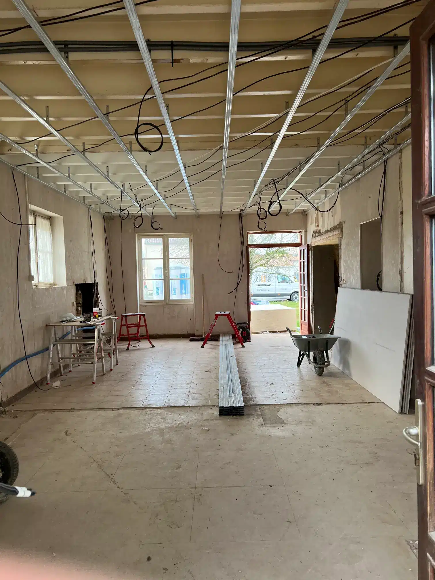 passage cables installation electrique 17