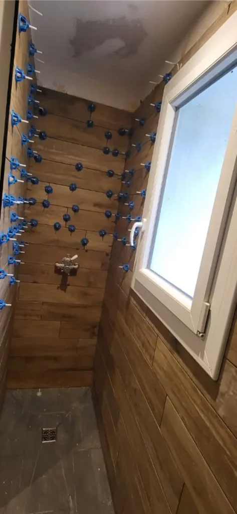 pose habillage bois douche renovation salle de bain la rochelle