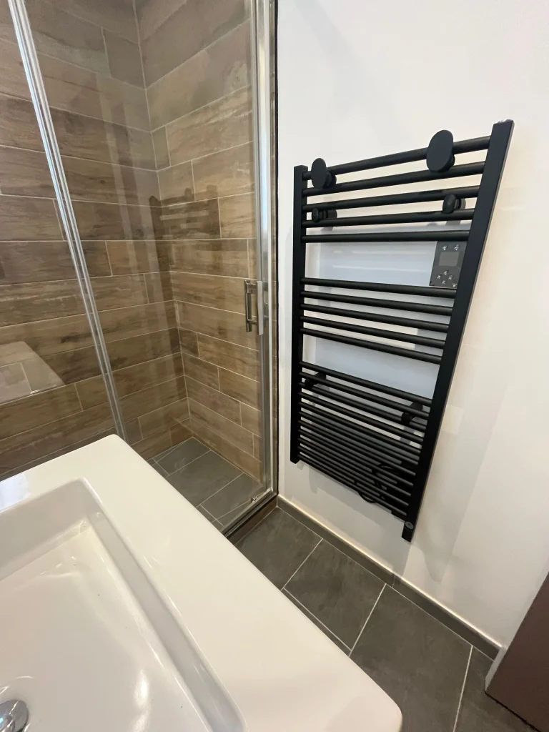 pose seche serviette salle de bain 17