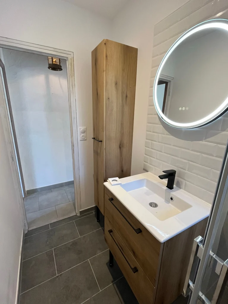 vue vasque miroir eclaire salle de bain