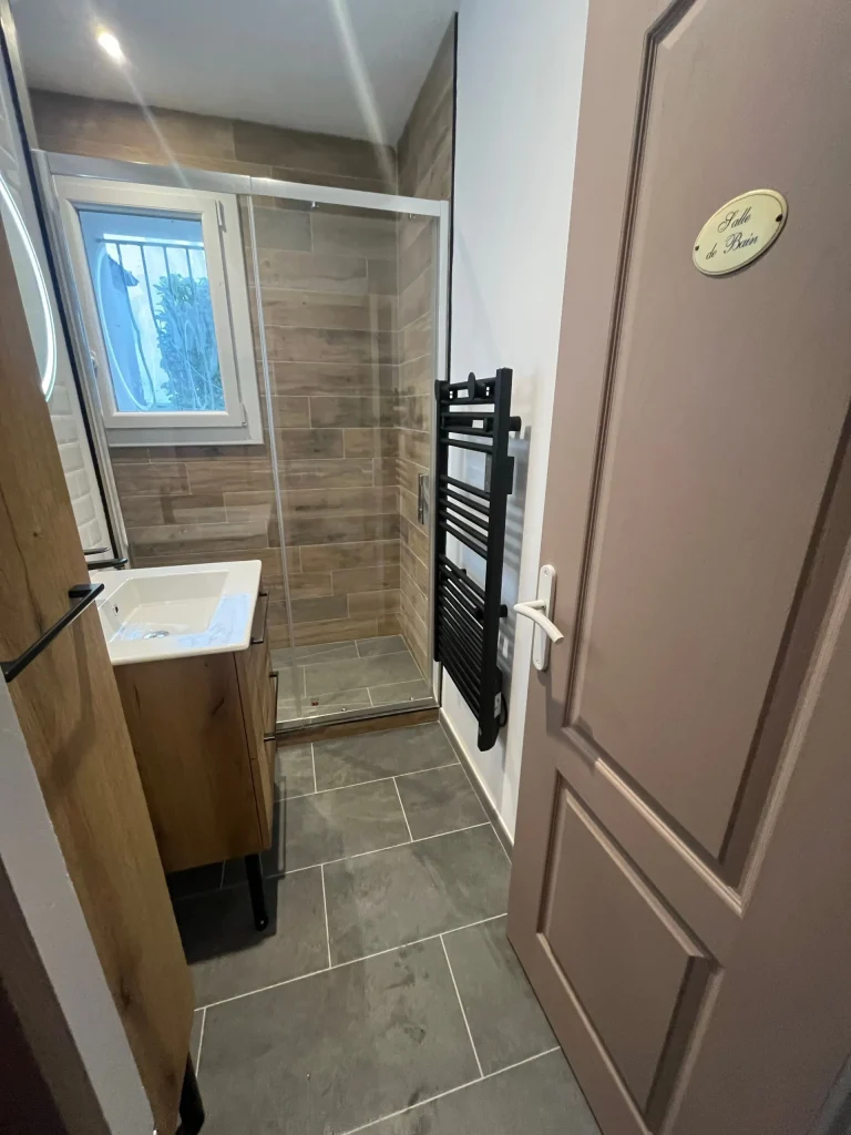 Rénovation complète d'une salle de bain à La Rochelle par Artemys Habitat