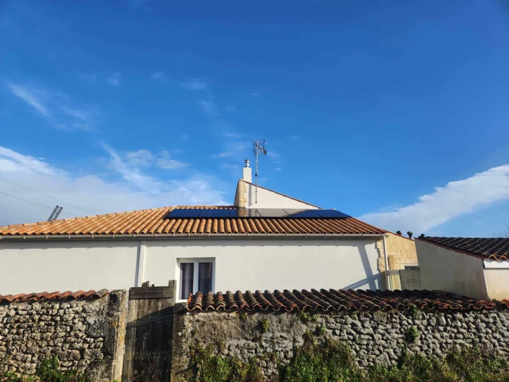 Installation de panneaux solaires sur un toit en Charente-Maritime