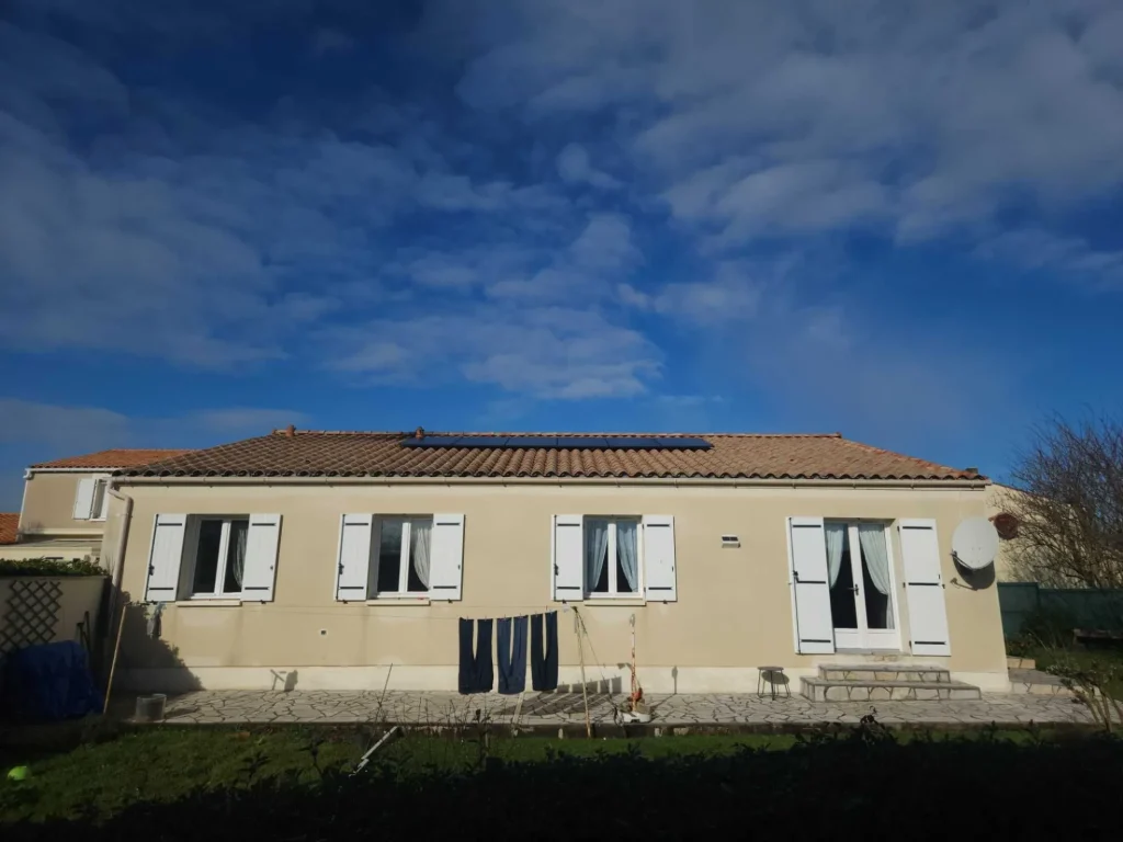 Maison équipée de panneaux solaires en Charente-Maritime