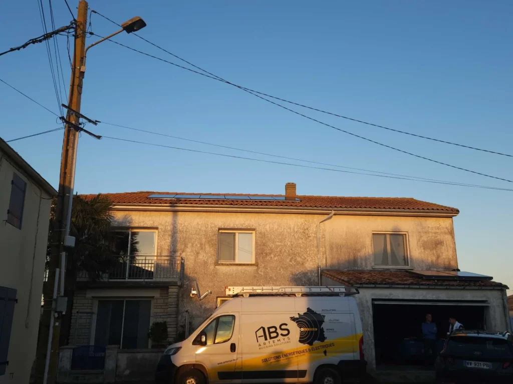 Installation de panneaux solaires sur un toit en Charente-Maritime