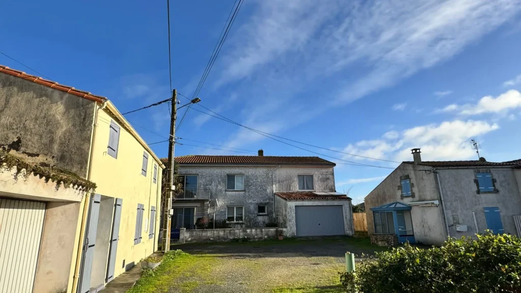 Vue extérieure d'une maison à Saint Just Luzac, où des panneaux solaires ont été installés.