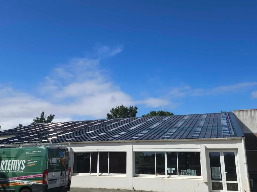 Toiture du gymnase couverte de panneaux solaires, camion Artemys devant le bâtiment, Le Thou