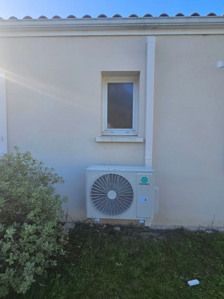Groupe extérieur Heiwa de la climatisation réversible avant la pose du cache, Benon