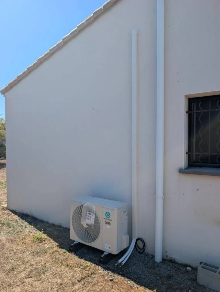 Façade avec le groupe extérieur de la climatisation, Prin-Deyrançon