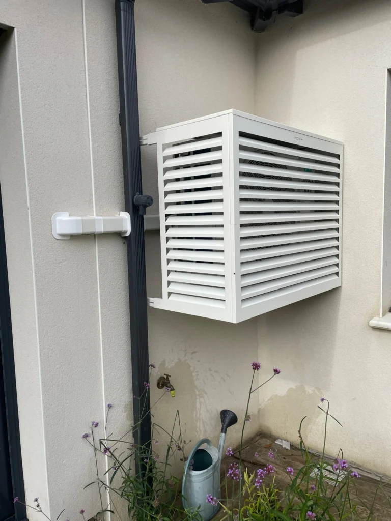 Cache-clim à lames blanc du groupe extérieur, le long de la façade, Saint-Sauveur-d'Aunis