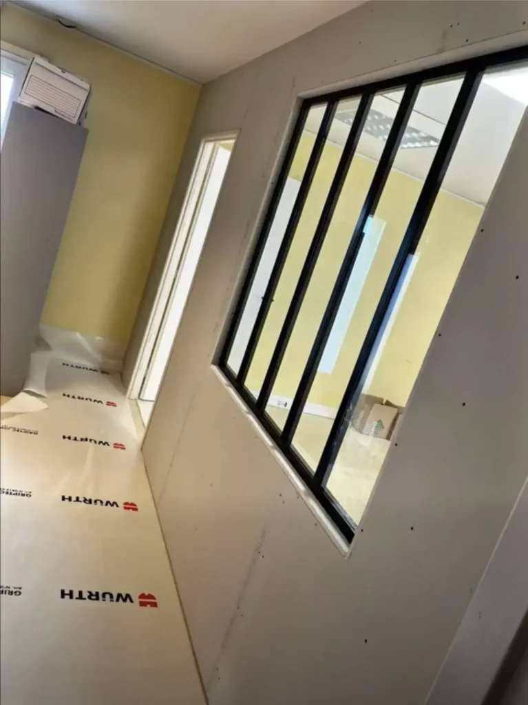 Cloison de bureaux avec verrière d'atelier, plaques de plâtre posées