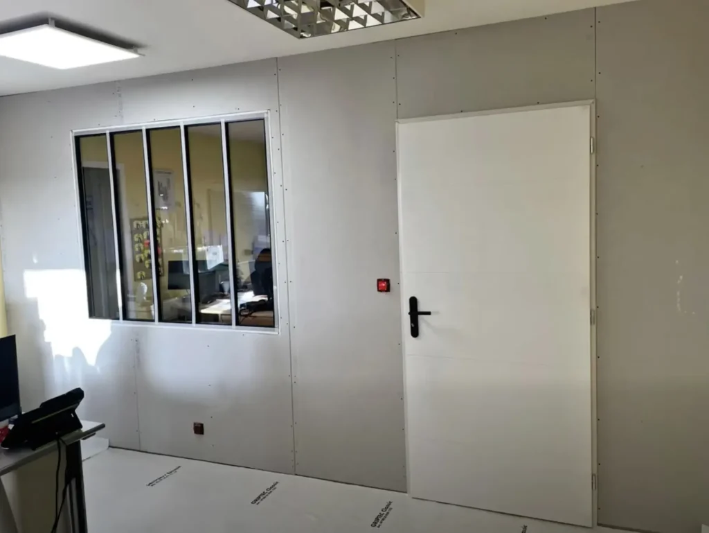 Verrière d'atelier intégrée dans la cloison, vue du second bureau