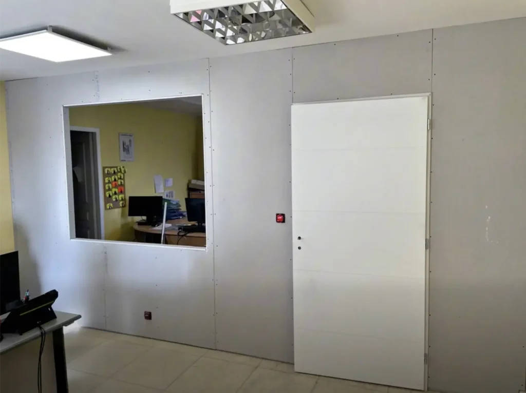 Montage de la cloison de séparation des bureaux