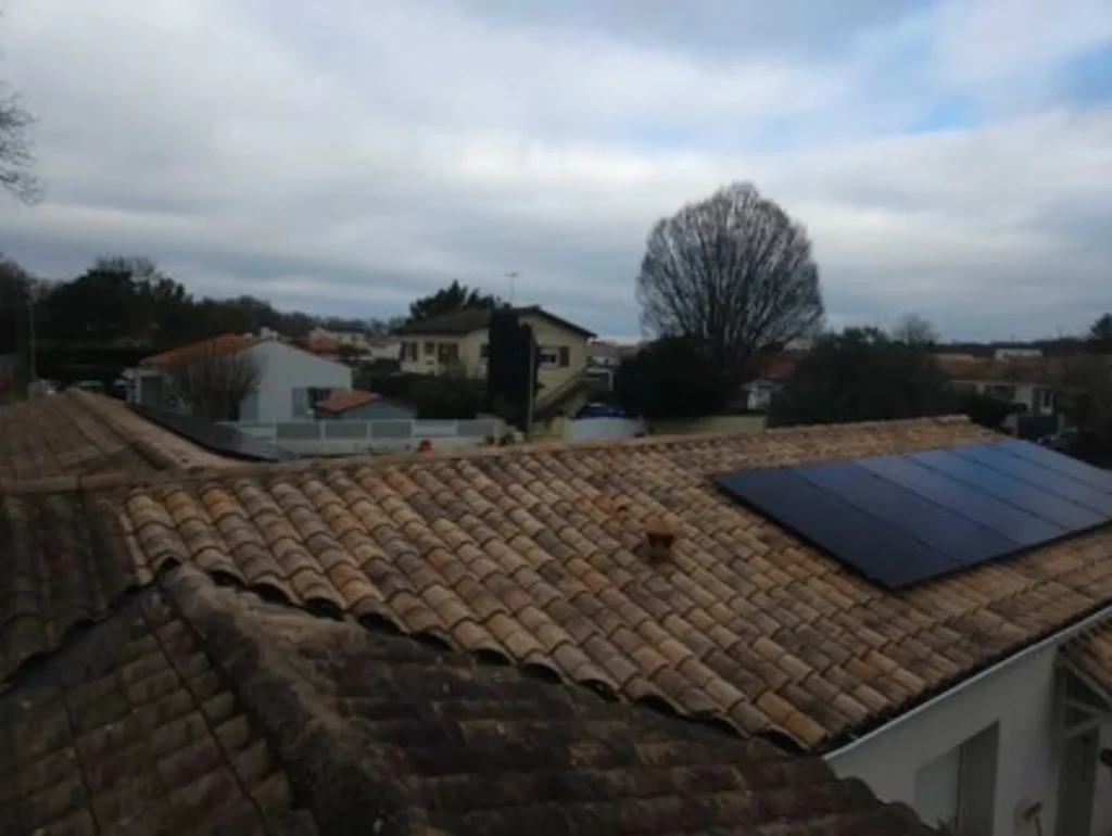 Installation de panneaux solaires sur un toit en Charente-Maritime