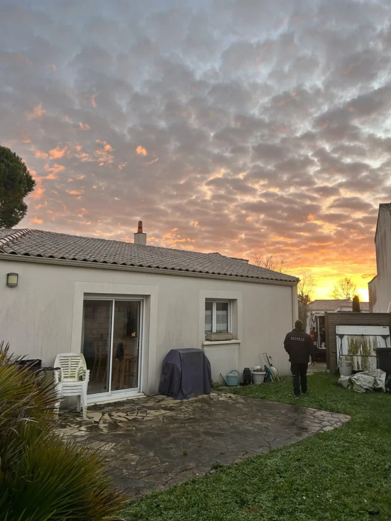 Installation de panneaux solaires à Saujon au coucher du soleil.