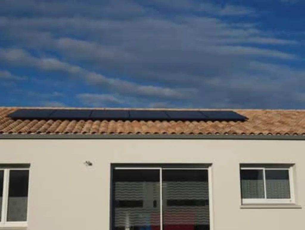 Installation de panneaux solaires sur le toit d'une maison à Andilly par Artemys BS.