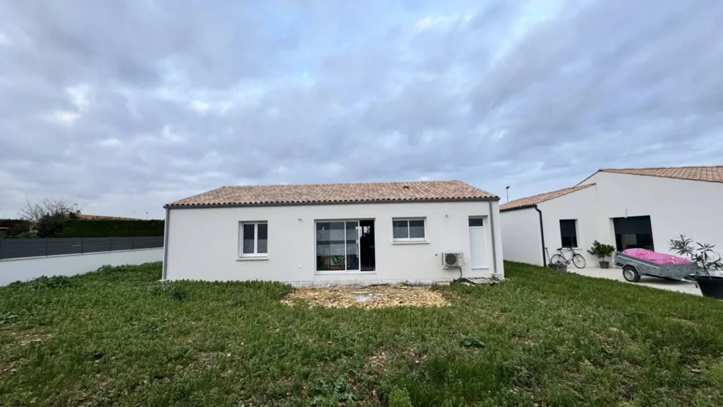 Vue de la maison à Andilly avant l'installation des panneaux solaires par Artemys BS.
