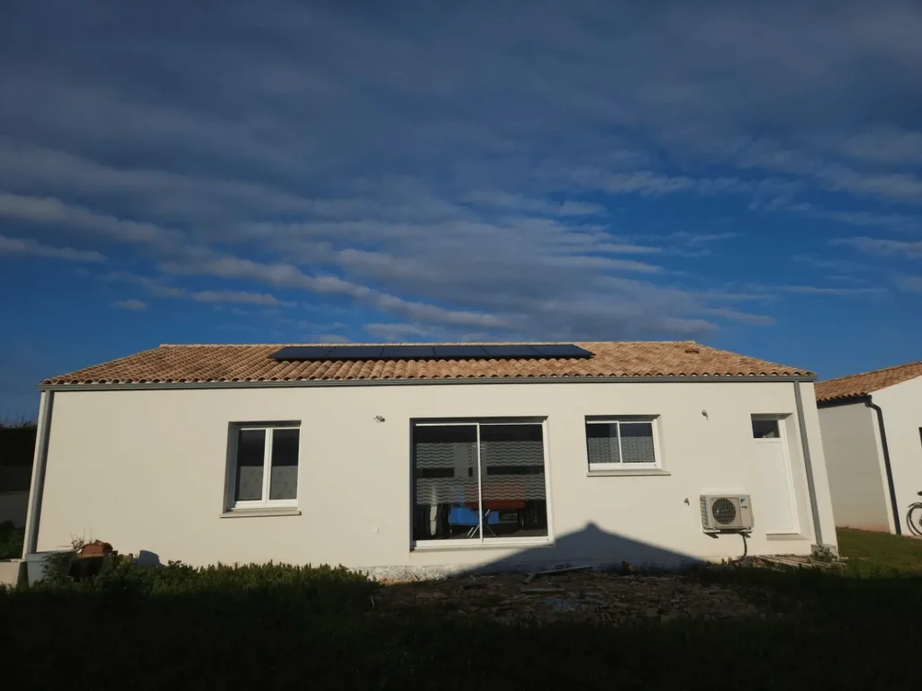 Installation de panneaux solaires sur une maison en Charente-Maritime