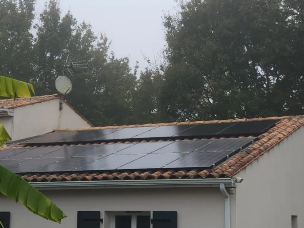 Panneaux solaires installés sur le toit d'une maison à Les Essards