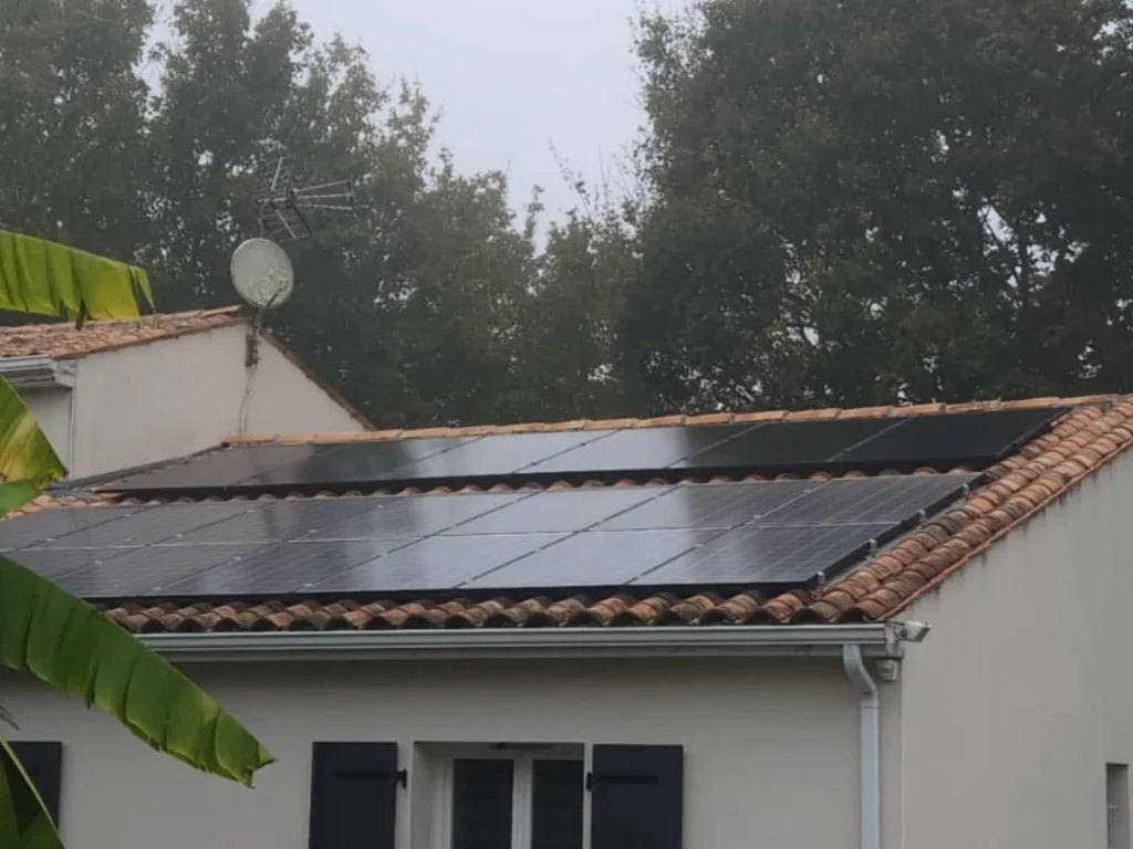 Installation de panneaux solaires sur le toit d'une maison à La Rochelle.