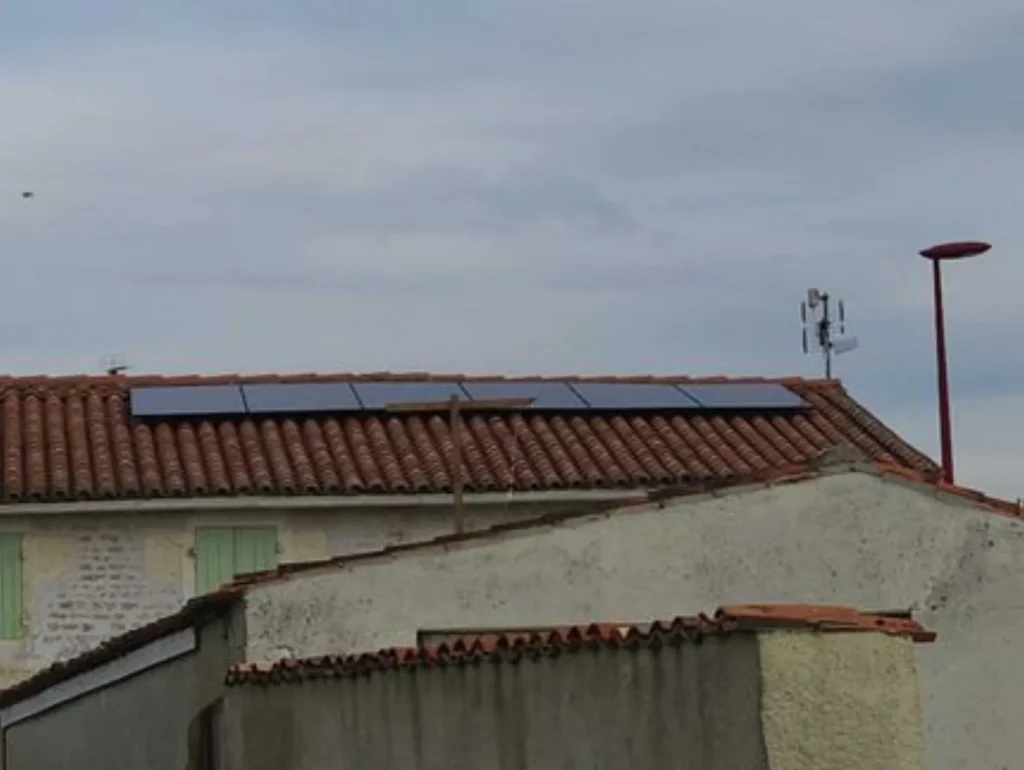Panneaux solaires installés sur un toit à Saint Jean d'Angely.