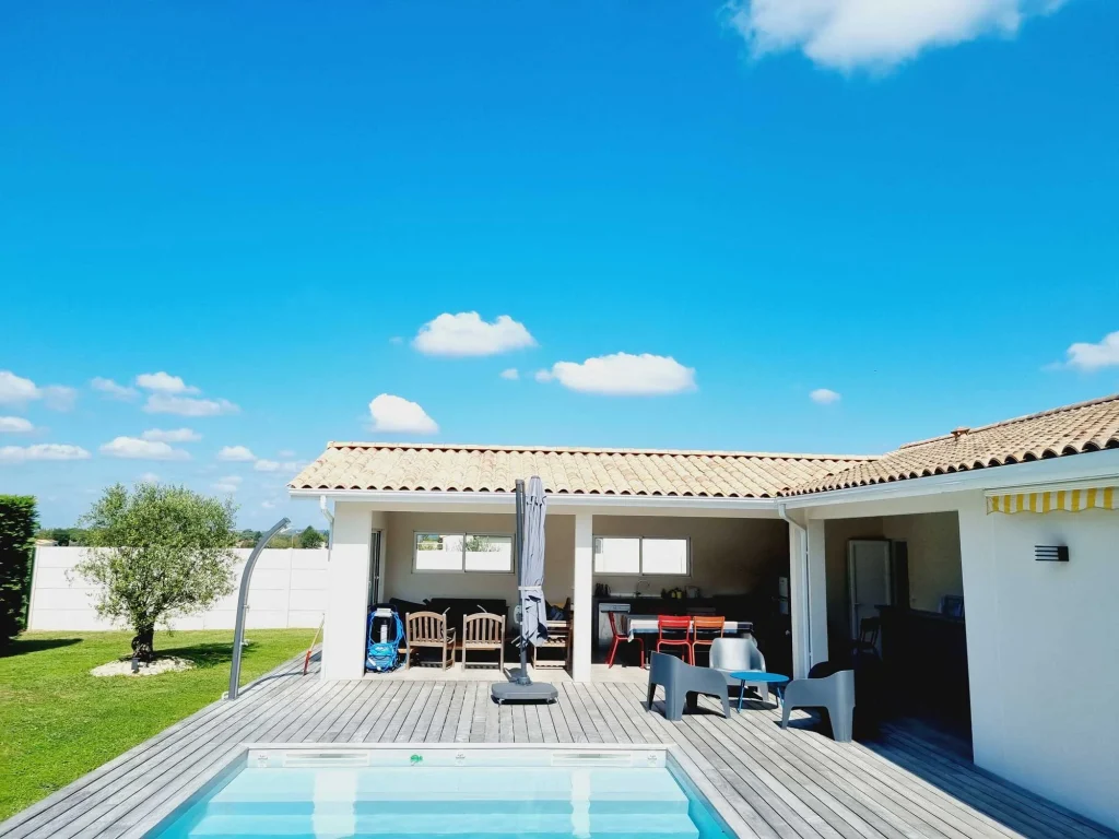 Vue de la maison avec panneaux solaires et piscine à Vayres