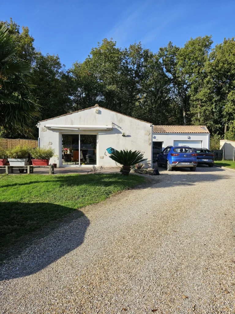 Maison avec panneaux solaires à Medis, réalisée par Artemys BS