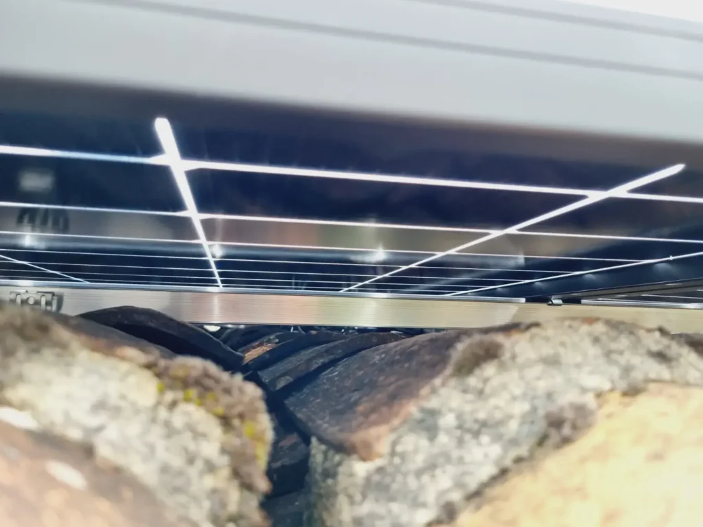 Panneau photovoltaique bifacial vu de dessous - installation photovoltaique saintes 17