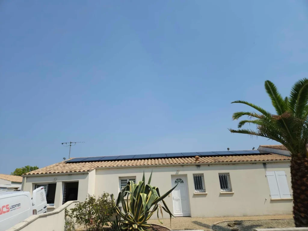 Maison de plain-pied avec ses douze panneaux solaires, camion Artemys devant, Andilly
