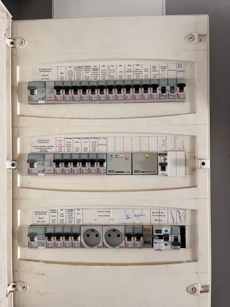 Tableau électrique de la maison après le raccordement de l'installation solaire, Andilly