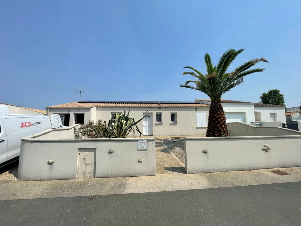 Toit de la maison avant la pose des panneaux solaires, Andilly