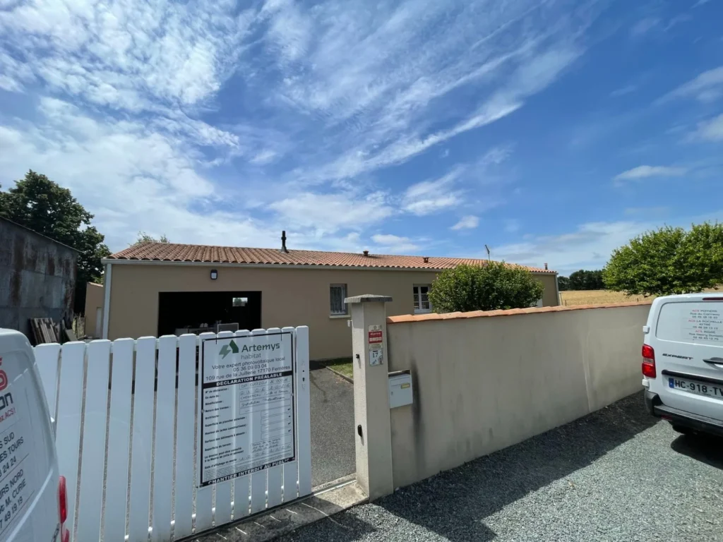 Panneaux solaires sur le toit de la maison, vus depuis le portail, La Laigne