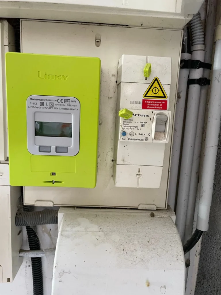 Coffret de protection de l'installation solaire dans le garage, La Laigne