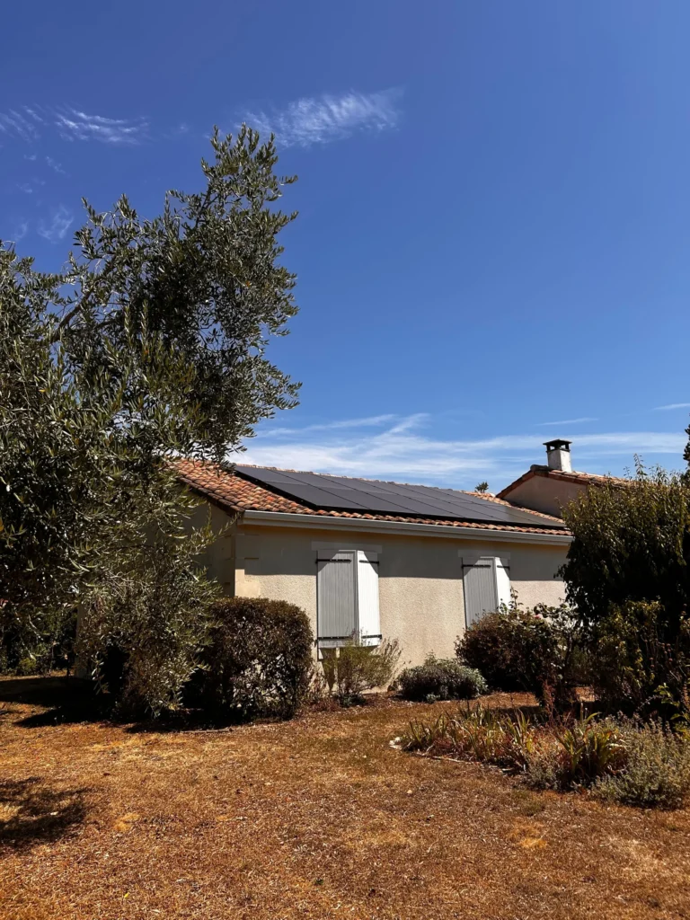 Pan de toit de la maison équipé de panneaux solaires, La Foye-Monjault