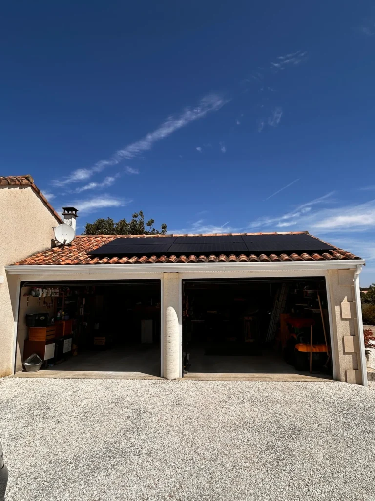 Garage avec six panneaux solaires ajoutés sur son toit, La Foye-Monjault