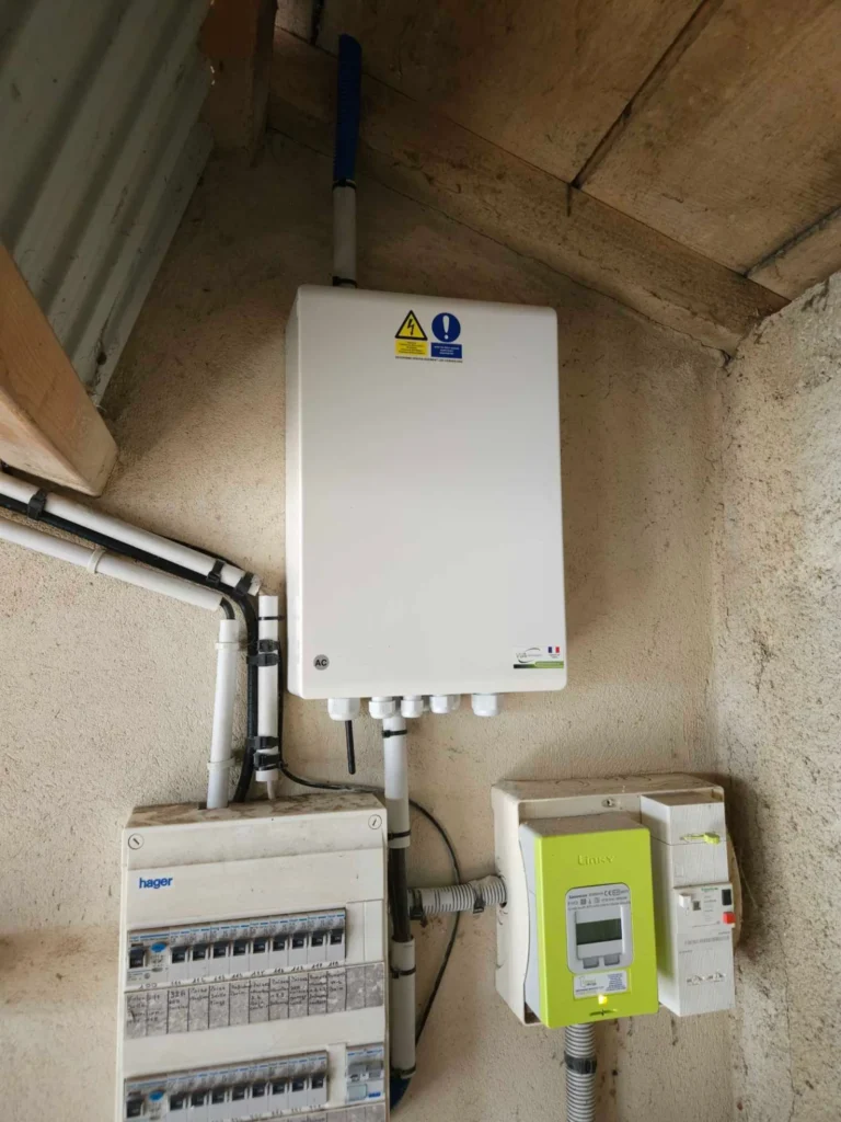 Coffret de protection et tableau de l'installation solaire, La Foye-Monjault