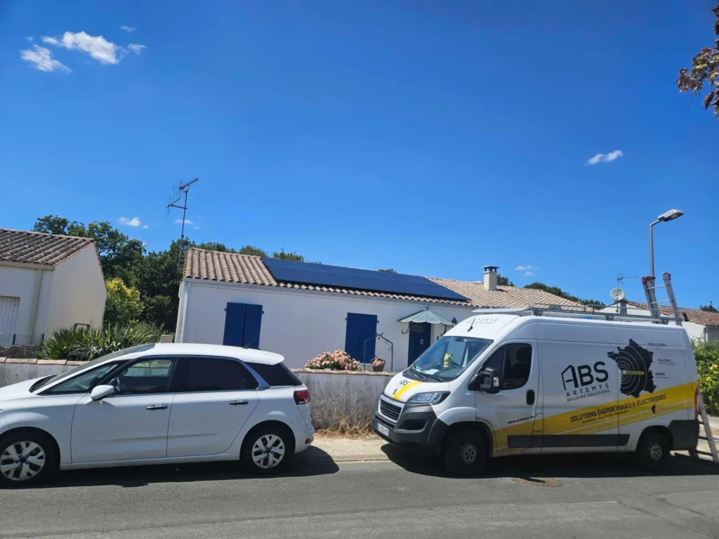 Façade de la maison équipée de panneaux solaires, camion Artemys devant, Saint-Jean-de-Liversay