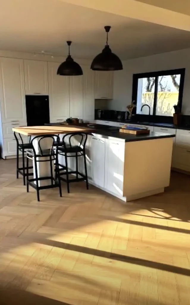 Parquet massif en bâtons rompus dans une cuisine ouverte, Charente-Maritime