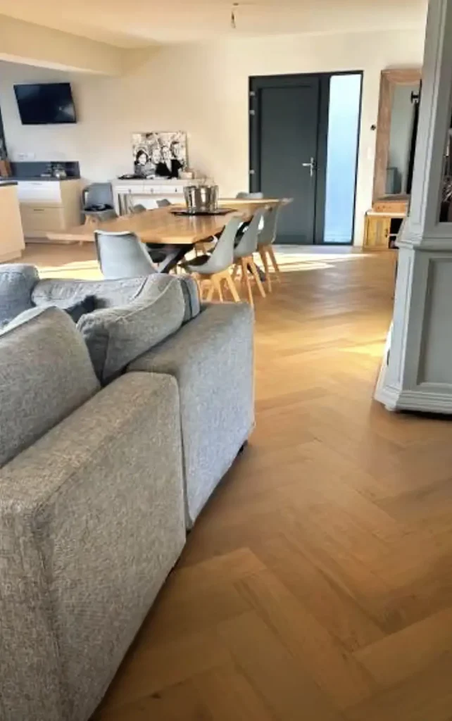 Salon avec parquet massif posé en bâtons rompus
