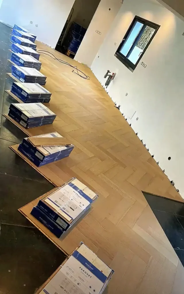 Chantier de pose du parquet massif, lames en attente