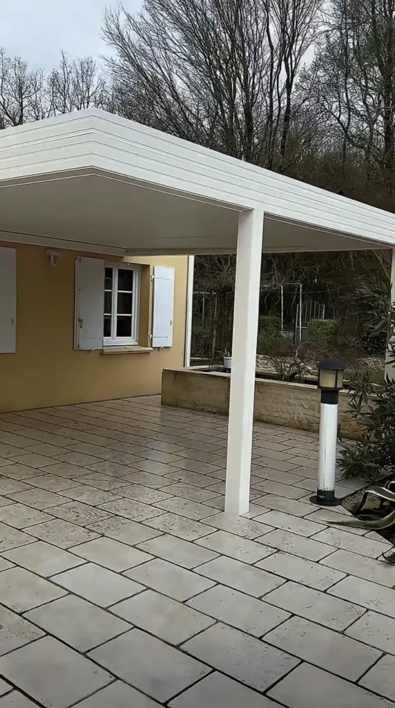 Pergola aluminium Closura adossée à une maison à Ferrières