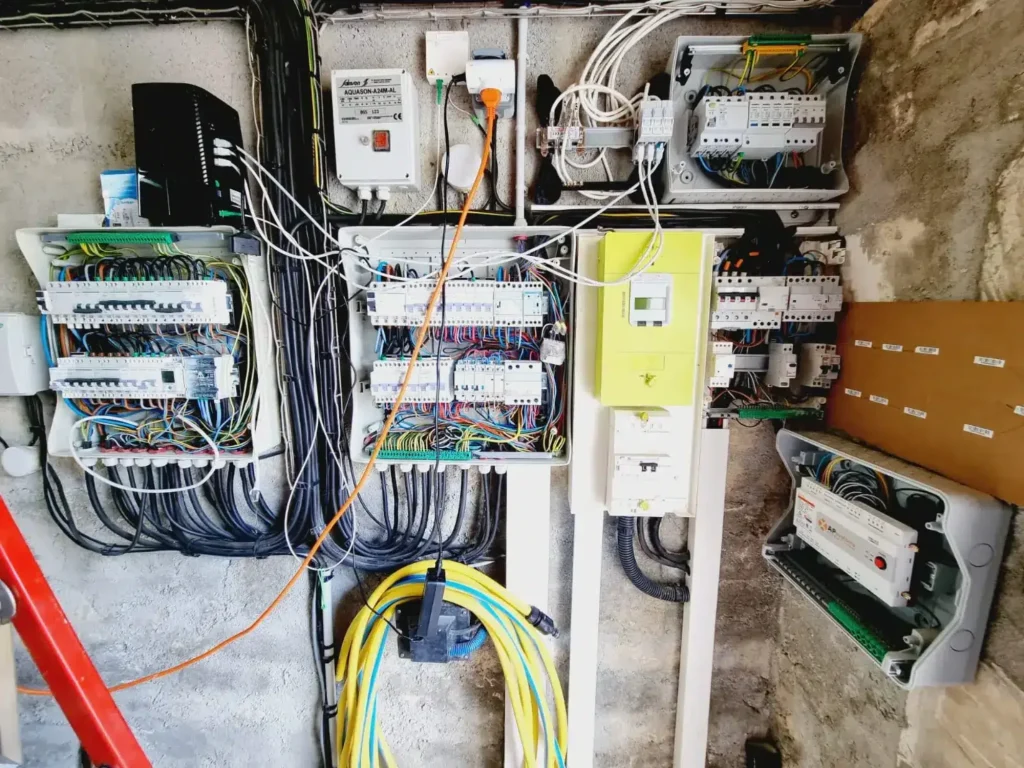 Tableau électrique en cours de branchement - installation photovoltaique saintes 17