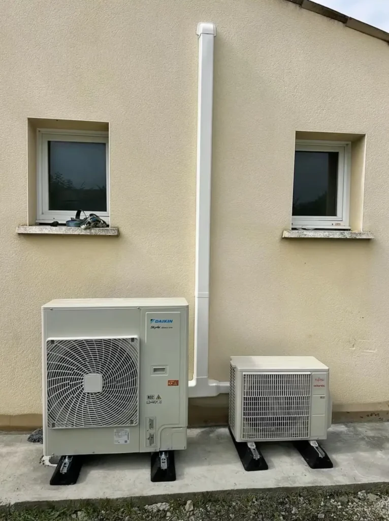 Pompe à chaleur air/eau Daikin et chauffe-eau thermodynamique installés en façade