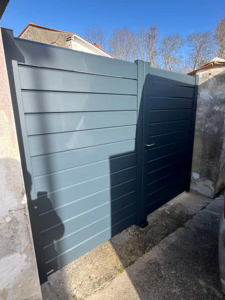 Vantaux du portail aluminium Closura gris anthracite de près, avec la serrure, Salles-sur-Mer