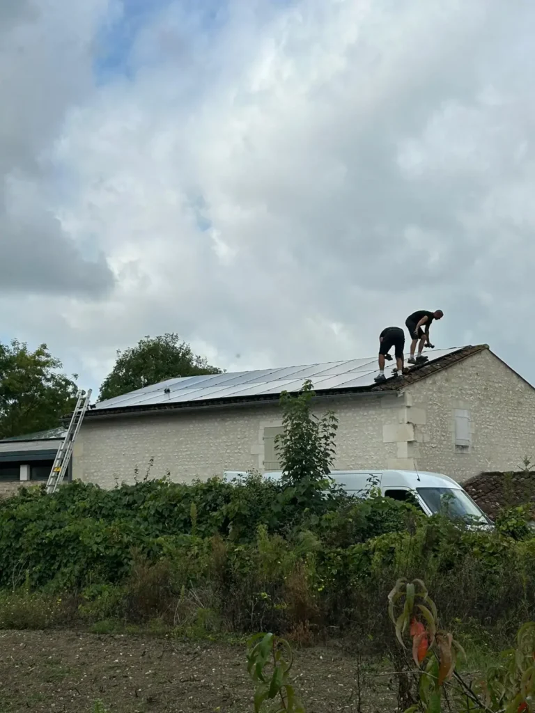 Poseur panneau solaire sur toiture - installation photovoltaique saintes 17