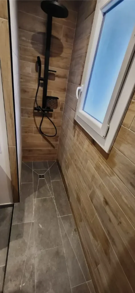 Douche à l'italienne avec colonne noire et carrelage effet bois