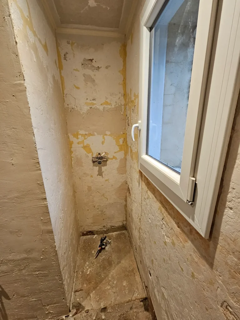 Salle de bain en cours de rénovation, carrelage de la douche posé