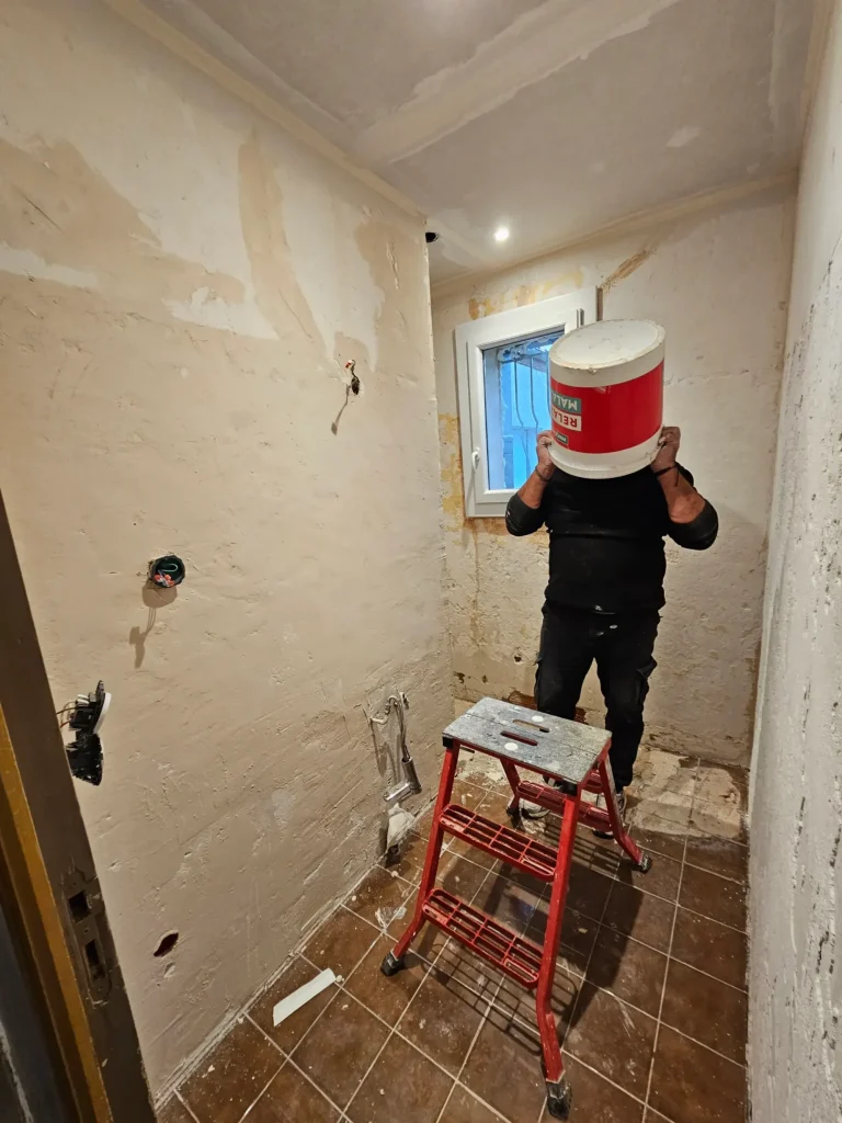 Salle de bain avant travaux, murs mis à nu