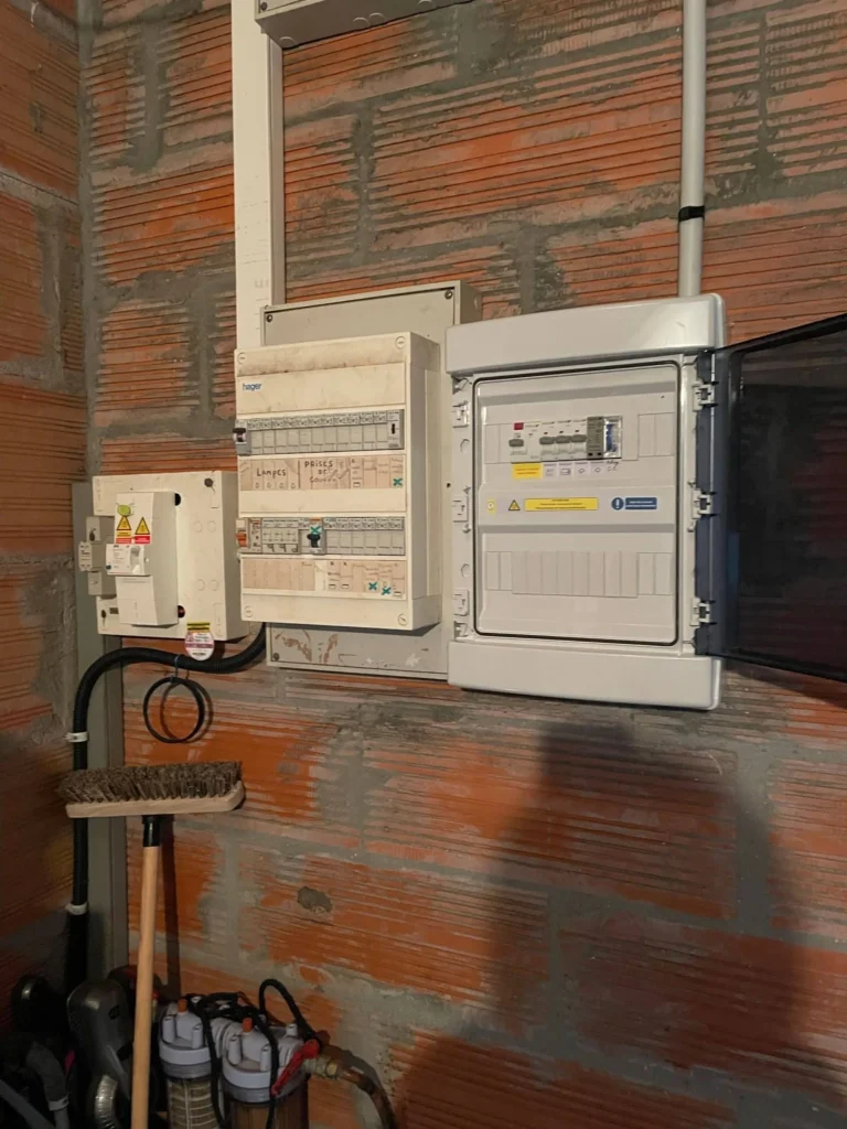 Tableau électrique pour panneaux solaires installé à Saujon.