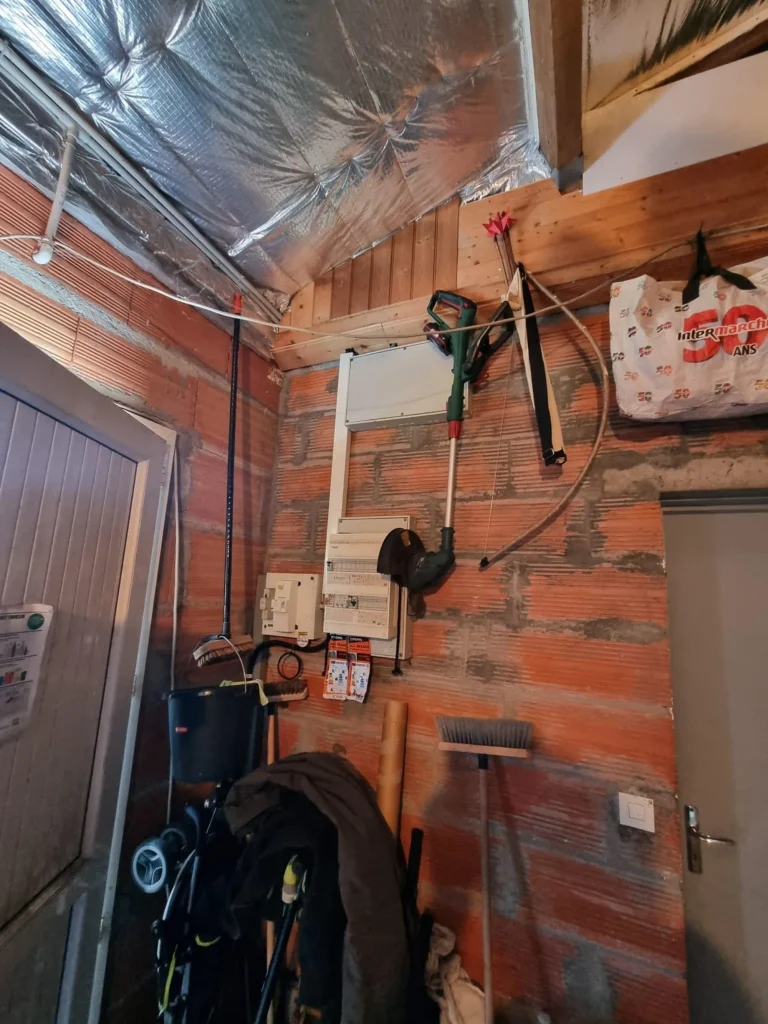 Équipement électrique pour panneaux solaires dans un garage à Saujon.